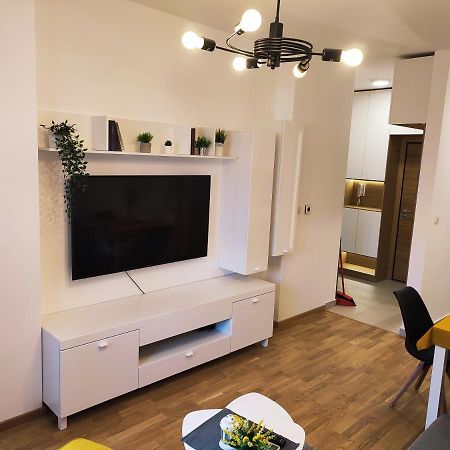 Center Firefly Gardens Apartment Újvidék Kültér fotó
