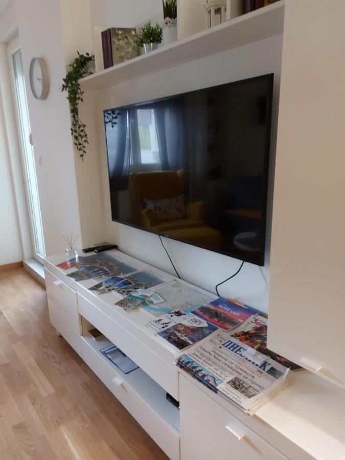 Center Firefly Gardens Apartment Újvidék Kültér fotó
