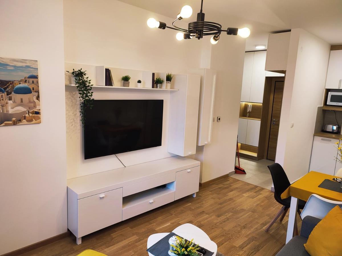 Center Firefly Gardens Apartment Újvidék Kültér fotó