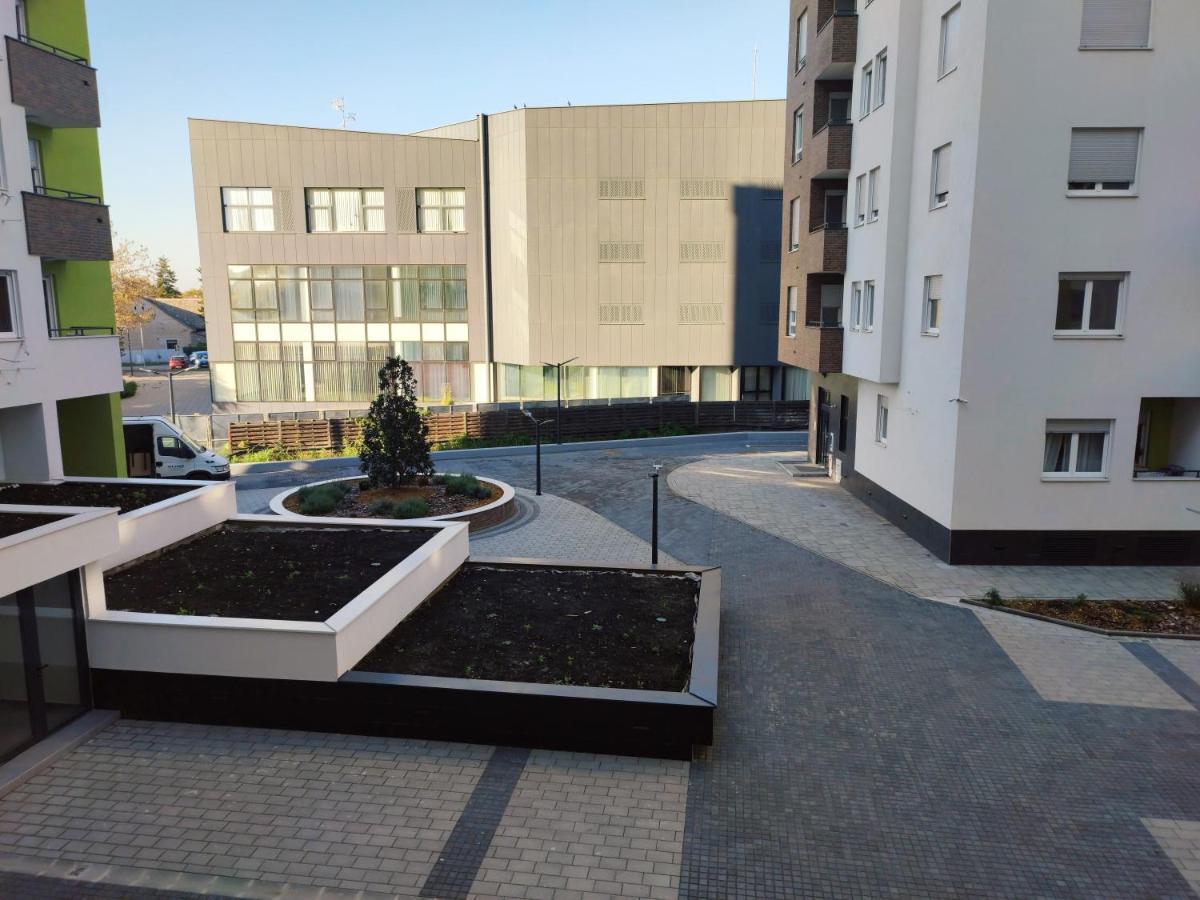 Center Firefly Gardens Apartment Újvidék Kültér fotó