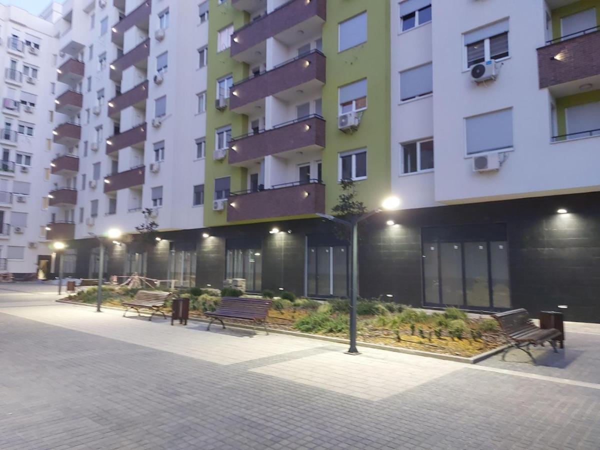 Center Firefly Gardens Apartment Újvidék Kültér fotó