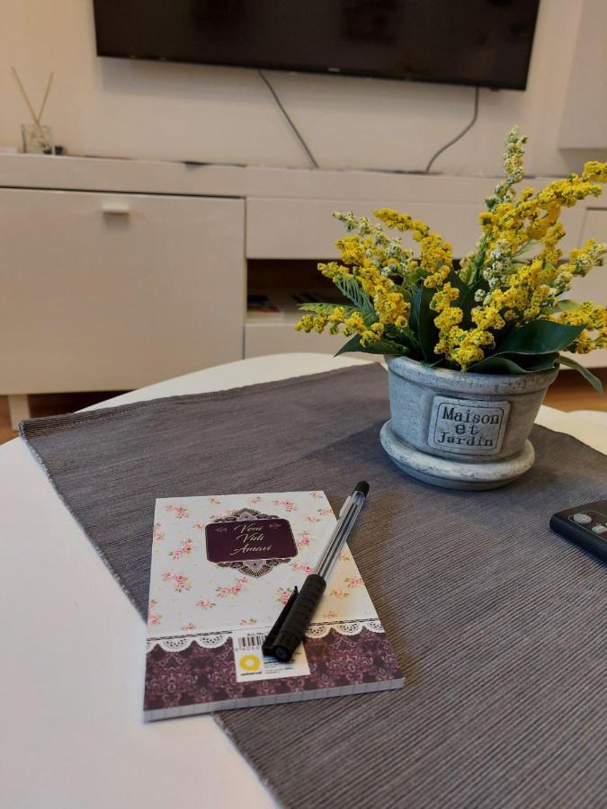 Center Firefly Gardens Apartment Újvidék Kültér fotó