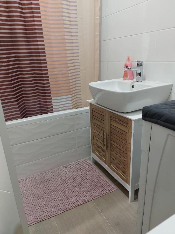 Center Firefly Gardens Apartment Újvidék Kültér fotó